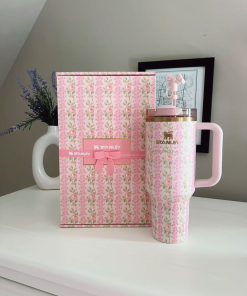 STANLEY X LOVE SHACK FANCY TUMBLER QUENCHER 40OZ - BLOOMING HEIRLOOM (KHAKI BOX)