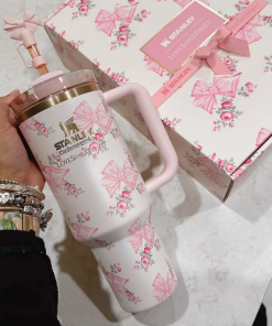 STANLEY X LOVE SHACK FANCY TUMBLER QUENCHER 40OZ - BEAUX PINK (KHAKI BOX)