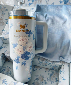 STANLEY X LOVE SHACK FANCY TUMBLER QUENCHER 40OZ - EVERBLOOMING ROSETTES (KHAKI BOX)